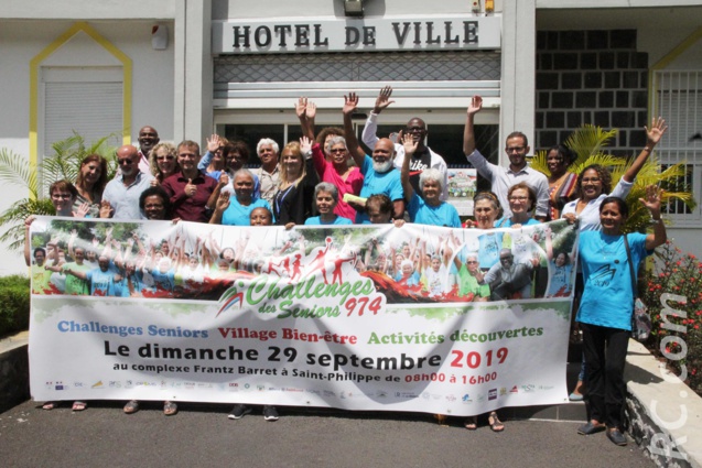 Devant la mairie de Saint-Philippe, autour du maire et des organisateurs du Challenge...