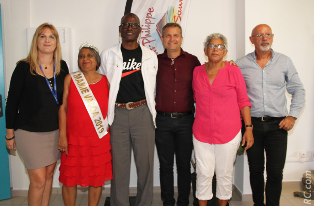 Alexandra Gardon de Allianz-Assistance, Mamie Vacoa, Laurent Tapé, Olivier Rivière maire de Saint-Philippe, Eglantine Turpin et Philippe Fontaine, président de l'association Challenge des Seniors