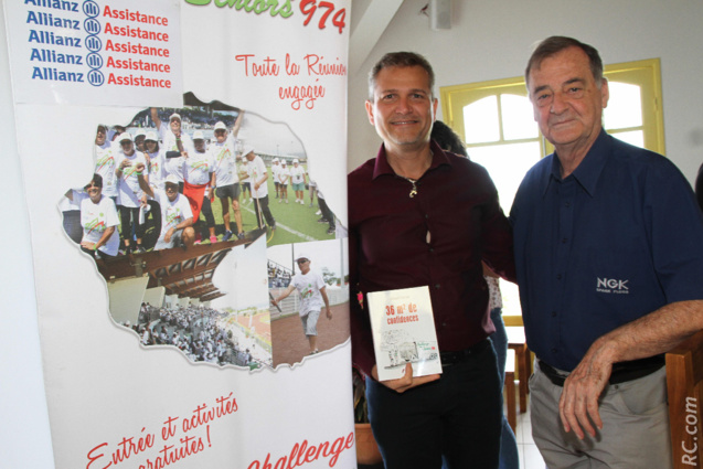 Gérard Goriot a remis un exemplaire de son ouvrage «36 m2 de confidences» à Olivier Rivière, maire de Saint-Philippe