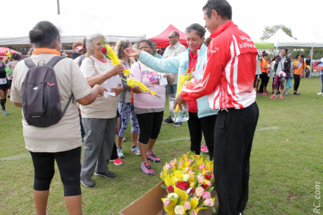 Une rose à chacune de ces Dames Une rose à chacune de ces Dames