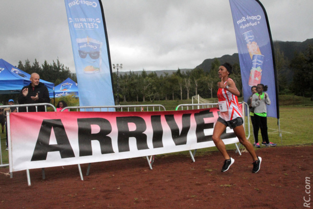 Laurence Bègue (27 ans) peut lever le pouce, elle vient de remporter les 27èmes Foulées Féminines Laurence Bègue (27 ans) peut lever le pouce, elle vient de remporter les 27èmes Foulées Féminines