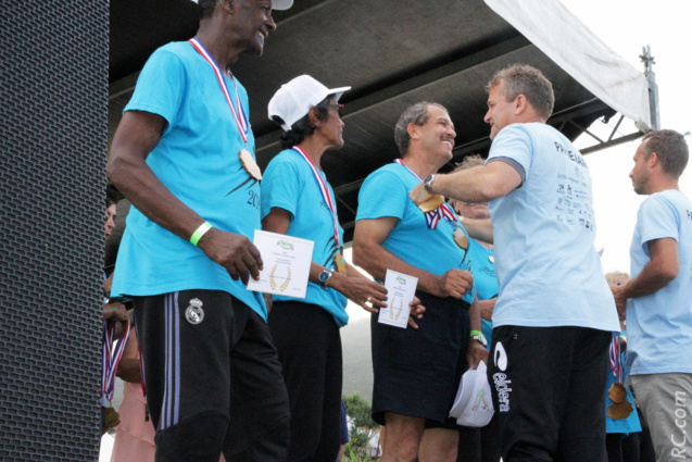 Quand le premier magistrat remet la médaille à un certain Jean-Luc Julie de Saint-Benoît Quand le premier magistrat remet la médaille à un certain Jean-Luc Julie de Saint-Benoît