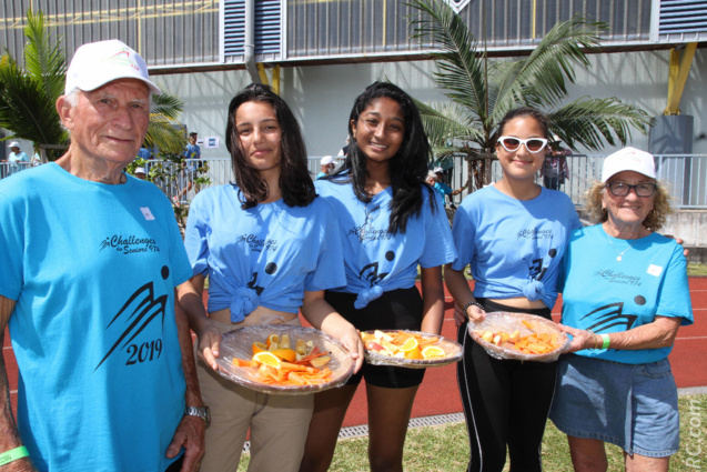 Armand et Moze reprennent des forces avec les fruits frais proposés par les étudiantes Armand et Moze reprennent des forces avec les fruits frais proposés par les étudiantes