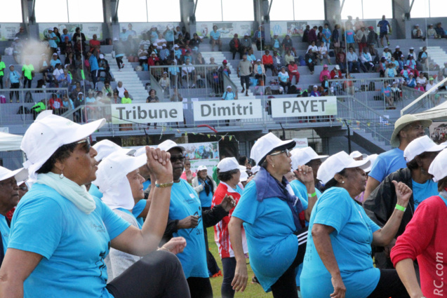 La Tribune Dimitri Payet bondée de seniors La Tribune Dimitri Payet bondée de seniors