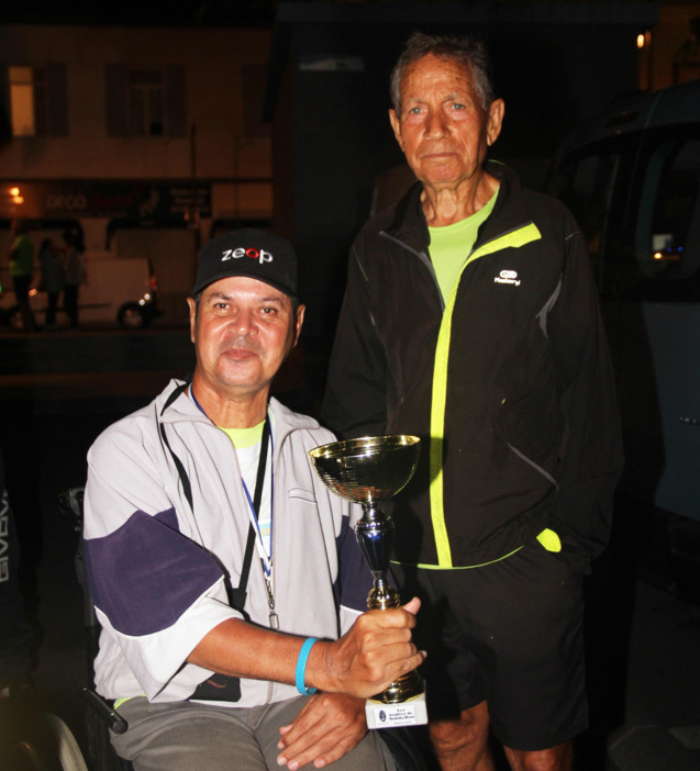 Vainqueur chez les Masters 4, Axel Lallemand a offert sa coupe à un handisportif