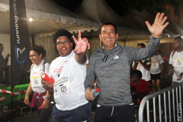 Jacky et Allan sont arrivés ensemble. Le «V» de la victoire était de circonstance! Jacky et Allan sont arrivés ensemble. Le «V» de la victoire était de circonstance!