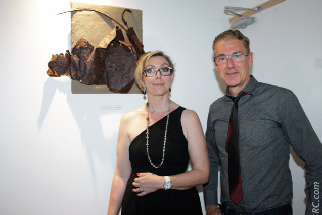 Graziella et Eric Gruchet qui a accroché plusieurs de ses oeuvres sur les murs du Nouveau Cabanon