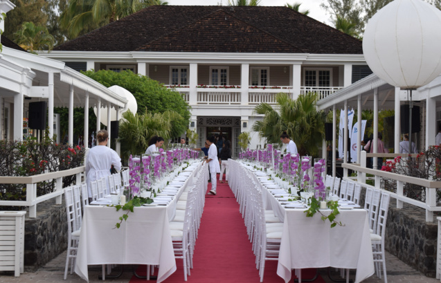 Le dîner de l'AASA a eu lieu devant l'entrée de l'hôtel...