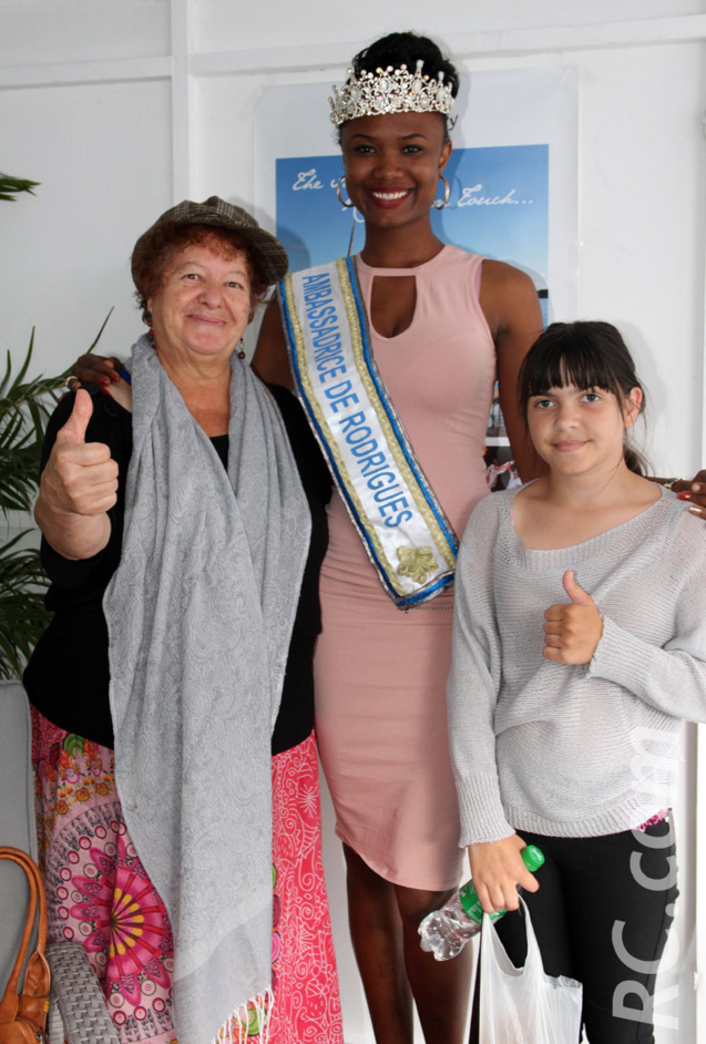 Marie-Josée et sa petite-fille félicitent la jolie Rodriguaise de Pointe Coton