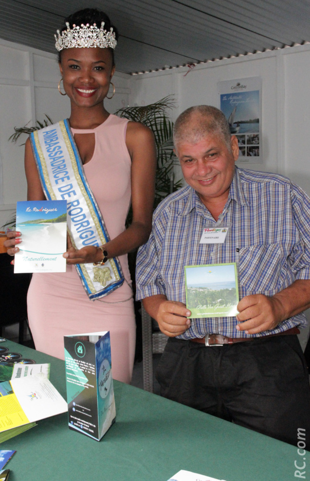 Un gîteur de Rodrigues avec Anne Murielle Ravina, qui, au passage, fait un petit coucou à sa grand-mère Madeleine Un gîteur de Rodrigues avec Anne Murielle Ravina, qui, au passage, fait un petit coucou à sa grand-mère Madeleine
