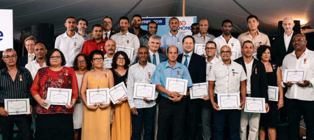 Les médaillés avec les dirigeants de l'entreprise Les médaillés avec les dirigeants de l'entreprise