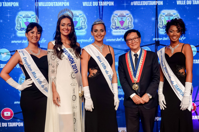 Barbara Payet, 2ème dauphine, Morgane Lebon, Miss Réunion 2019, Stacy Boucher, Miss Ville du Tampon 2019, André Thien Ah Koon, maire du Tampon, et Taciana Bègue, 1ère dauphine