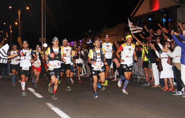 David Hauss (à l'extrême droite) est dans le peloton de tête d'une course qui ne fait alors que commencer