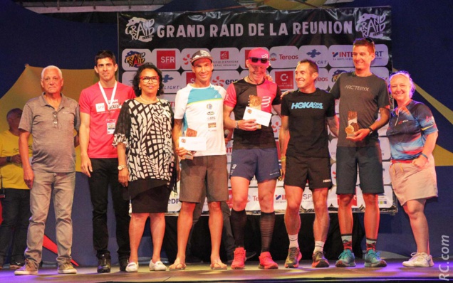 Quand les champions sont sur le podium, en présence des officiels, dont le président de la Ligue d'Athlétisme, Jean-Claude Prianon. Le réconfort après l'effort Quand les champions sont sur le podium, en présence des officiels, dont le président de la Ligue d'Athlétisme, Jean-Claude Prianon. Le réconfort après l'effort