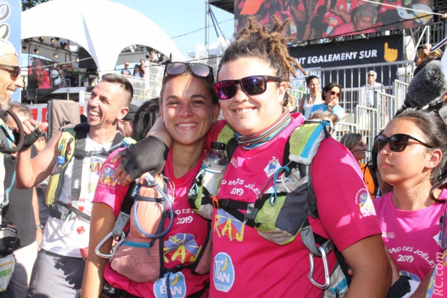 Les larmes de joie de Claire Jarillon et de son amie Audrey Les larmes de joie de Claire Jarillon et de son amie Audrey