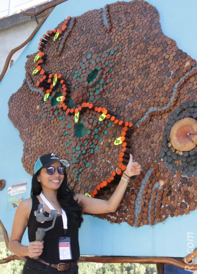 Christine , caméra au poing, pour le compte de Freedom Christine , caméra au poing, pour le compte de Freedom