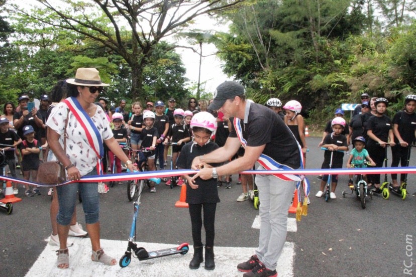 Cérémonie du ruban par Olivier Rivière, maire de Saint-Philippe, et Cécile Collet, sa 1ère adjointe Cérémonie du ruban par Olivier Rivière, maire de Saint-Philippe, et Cécile Collet, sa 1ère adjointe