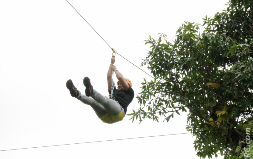 Un maire sportif qui s'essaie à la tyrolienne Un maire sportif qui s'essaie à la tyrolienne