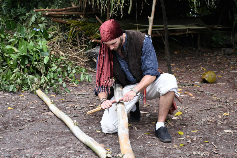 L'aventurier Maxime Berthon en pleine démonstration dans l'atelier de survie L'aventurier Maxime Berthon en pleine démonstration dans l'atelier de survie