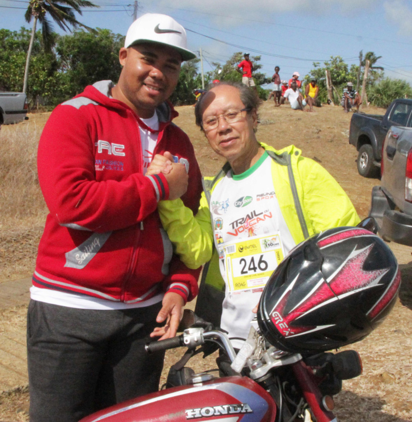 Julio de l’association des Motards de Rodrigues, a permis à notre reporter-photographe de suivre les différentes courses à moto. Merci Julio