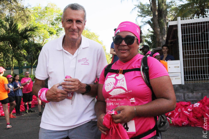 Michel Jourdan, responsable des arrivées avec une participante Michel Jourdan, responsable des arrivées avec une participante