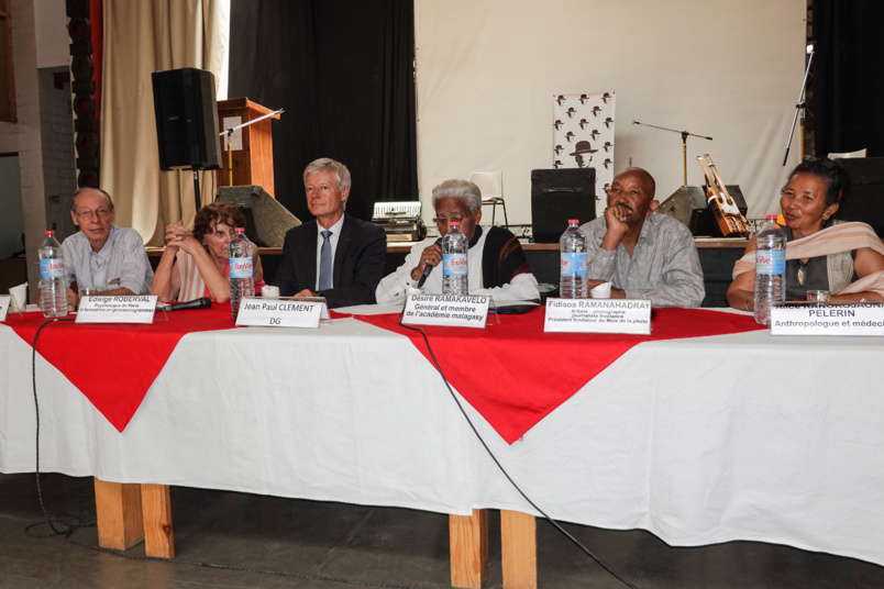 Table ronde avec plusieurs participants