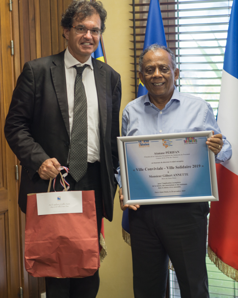 Anatase Périfan a remis le Label à Gilbert Annette Anatase Périfan a remis le Label à Gilbert Annette