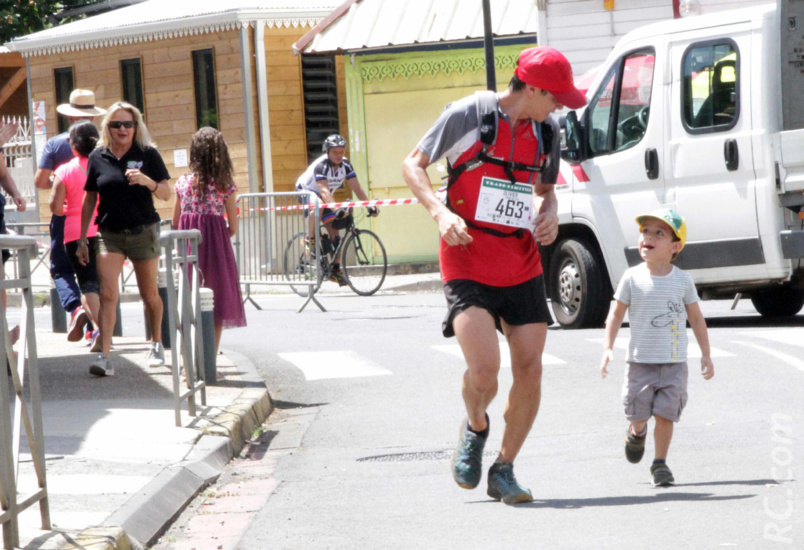 Titi très fier de son papa Olivier qui va passer la ligne d’arrivée