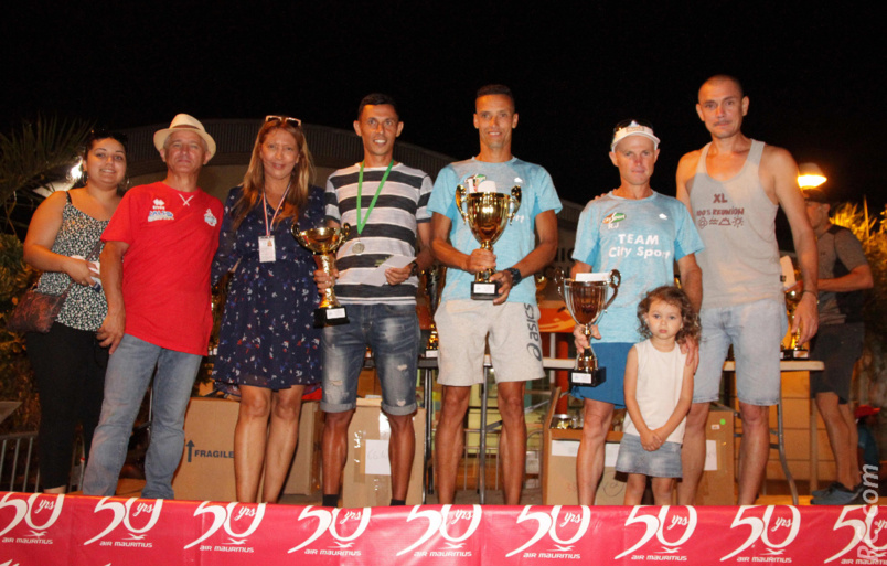 Le podium des 20 km avec Didier Barret (1h 18' 56'') , Jean-Louis Robert et Wendy Cadet, félicités par Sylvio Cadet, Brigitte Zilpa et Bertrand Vienne, organisateurs