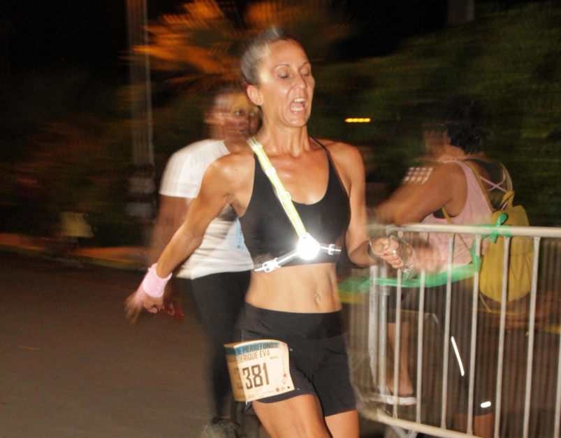 Le dernier coup de rein de Frédérique Weigel, pour une belle 3ème place au général sur 20 km Le dernier coup de rein de Frédérique Weigel, pour une belle 3ème place au général sur 20 km