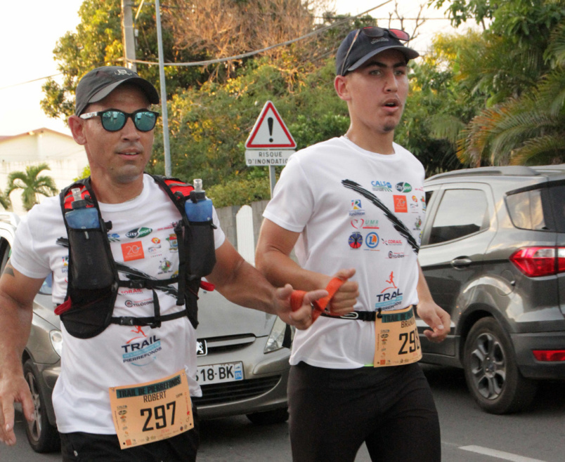 Brandon Turpin non-voyant, guidé par son père Robert Turpin. Ils ont bouclé les 20 km en 2h 10' 11''