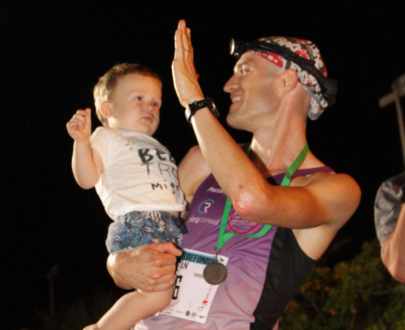 Ici avec son fils, Florian Durque a franchi victorieusement la ligne d'arrivée après 43 km de course, en 3h 21' 38''