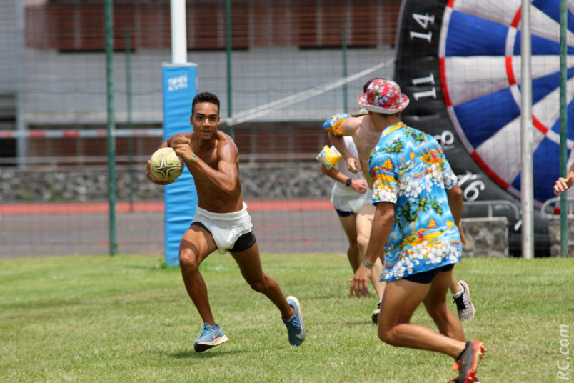 Sébastien Issarambé, le champion de course à pied s'est mis au ballon oval, et en couche-culotte
