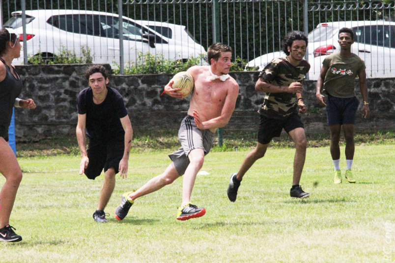 Celui-là, il joue comme un pro. Attention devant... Celui-là, il joue comme un pro. Attention devant...