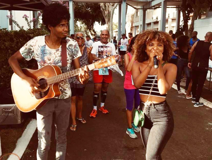 Une chanteuse malgache était dans la place Une chanteuse malgache était dans la place