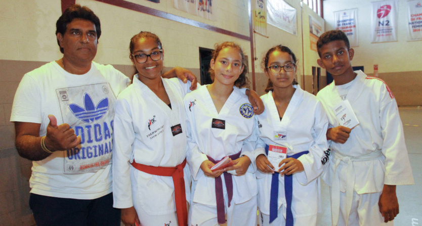 Jean-Lou Jaglale de Taelwondo Shinsoul est fier de son groupe Jean-Lou Jaglale de Taelwondo Shinsoul est fier de son groupe