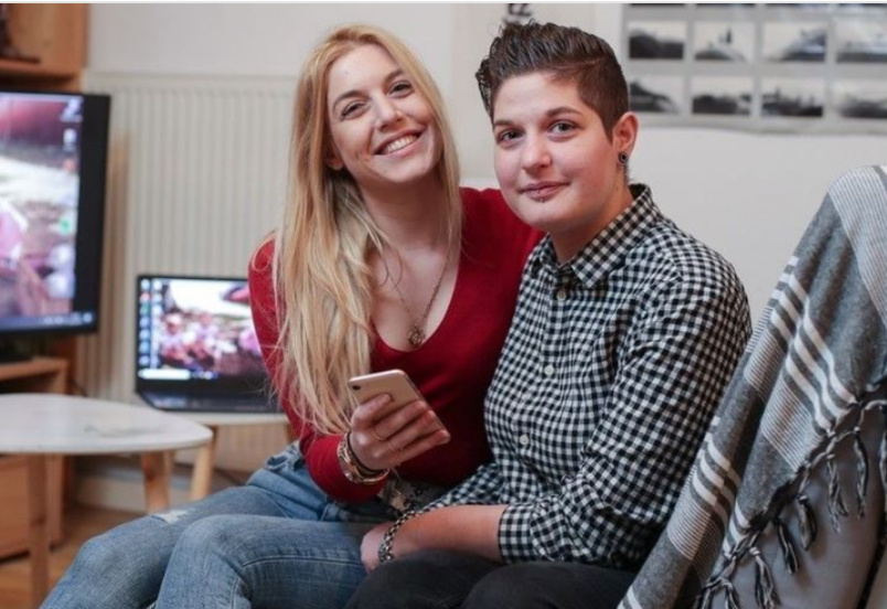 La blonde Emilie va offrir son rein à Cassandra, sa soeur malade