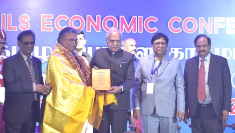 Selvam Chanemougame (en jaune) recevant son prix à Chennaï