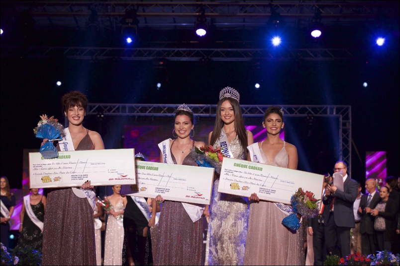 La Mairie du Tampon a offert un chèque aux 12 candidates La Mairie du Tampon a offert un chèque aux 12 candidates