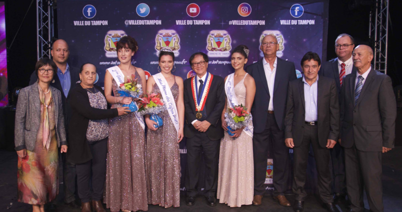 Les lauréates avec le maire et les élus de la commune du Tampon Les lauréates avec le maire et les élus de la commune du Tampon