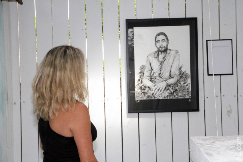 Deux hommes seulement, dont un certain Simon Veil, parmi les tableaux de Belly... Deux hommes seulement, dont un certain Simon Veil, parmi les tableaux de Belly...