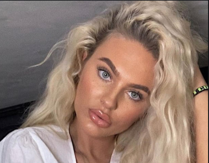 Elle avait 21 ans... Elle avait 21 ans...