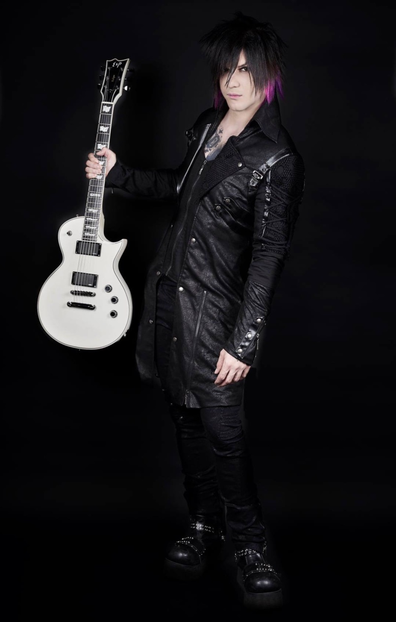 Il va sortir un single pour ses 29 ans cette année... Il va sortir un single pour ses 29 ans cette année...