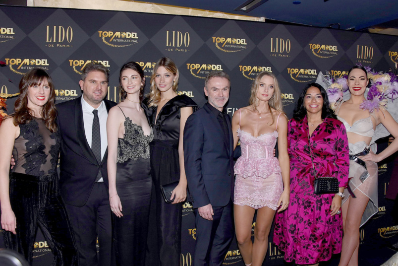 Membres du jury dont à droite (en rouge) une célèbre styliste argentine, Jérémy Urbain, Marine Dauchez, Vincent Joly, Laura Messia et Debora Velasquez, styliste Membres du jury dont à droite (en rouge) une célèbre styliste argentine, Jérémy Urbain, Marine Dauchez, Vincent Joly, Laura Messia et Debora Velasquez, styliste