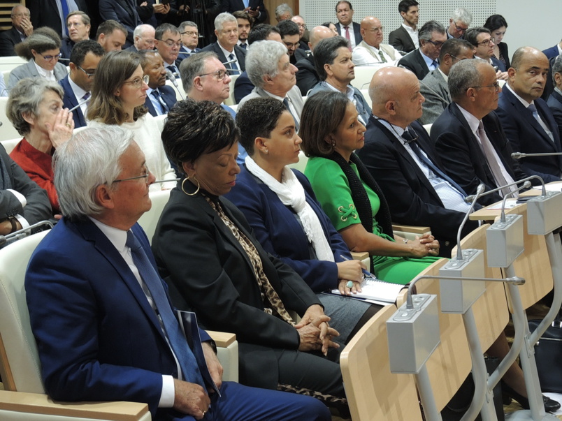 A La FEDOM, au premier plan, le sénateur Michel Magras, président de la Délégation sénatoriale des Outre-mer, et en vert, Marie-Luce Penchard, ancienne Ministre des Outre-mer A La FEDOM, au premier plan, le sénateur Michel Magras, président de la Délégation sénatoriale des Outre-mer, et en vert, Marie-Luce Penchard, ancienne Ministre des Outre-mer