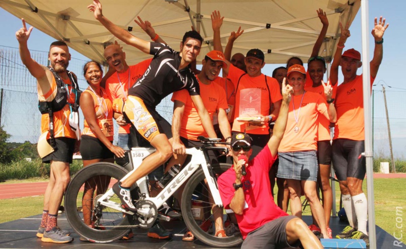 Fabien Céleste ovationné par ses coéquipiers du CT Saint-André Fabien Céleste ovationné par ses coéquipiers du CT Saint-André