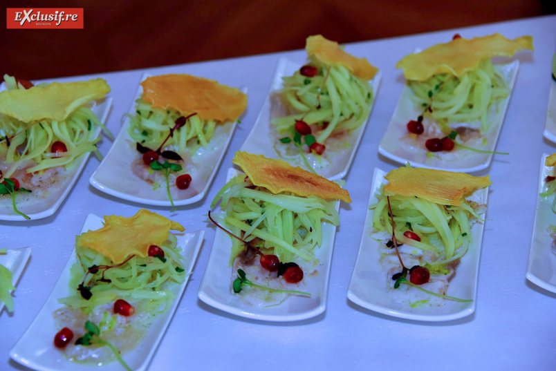 Dégustation avec entrée tahitienne: Carpaccio de bar à la vanille, mangue et papaye verte Dégustation avec entrée tahitienne: Carpaccio de bar à la vanille, mangue et papaye verte