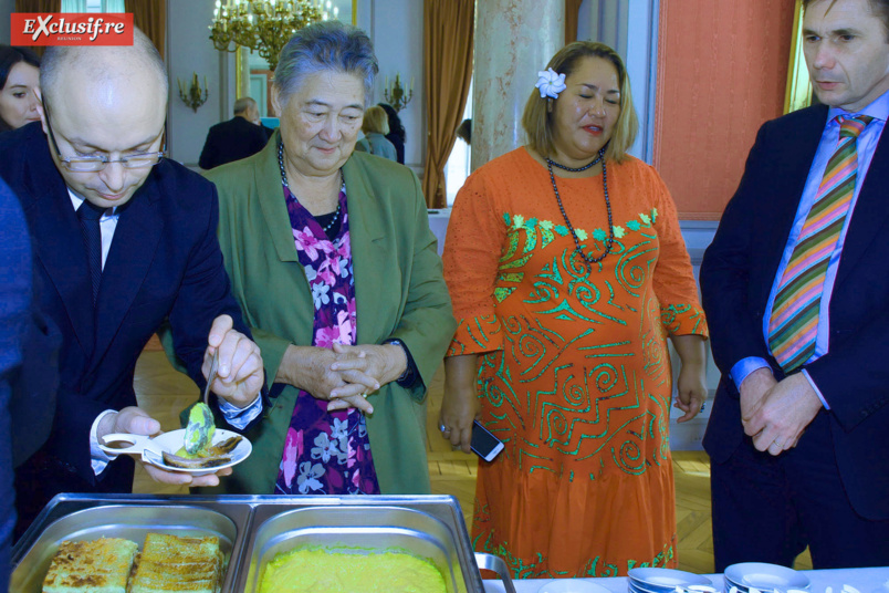 Plat réunionnais: magret de canard aux épices, purée de giraumon à la vanille et galette de manioc. Ici avec Yvette Temauri, présidente de la Chambre d'Agriculture et de la pêche lagonaire de Polynésie française, et Emma Marea, directrice de Vanille de Tahiti