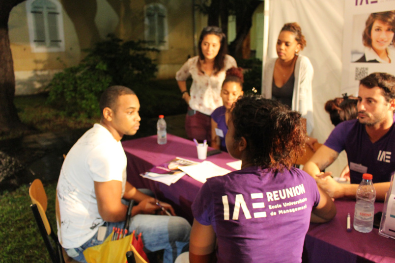 L'occasion de s'informer avec des étudiants et l'équipe enseignante L'occasion de s'informer avec des étudiants et l'équipe enseignante