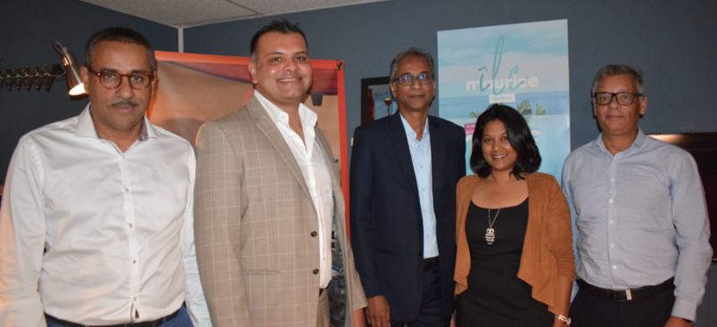 Zakaria Omarjee, directeur commercial de Air Mauritius Réunion, Arvind Bundhun, directeur de la MTPA , Ben Balasoupramanien, directeur commercial Air Mauritius Maurice,  Nathalie Ajaguin, attachée commerciale Air Mauritius Réunion, et Robert Bourquin, directeur de Air Mauritius Réunion